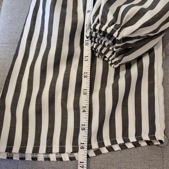 $25 Off the Shoulder stripped Crop Top with ruched sleeves size S - Picture 4 of 6